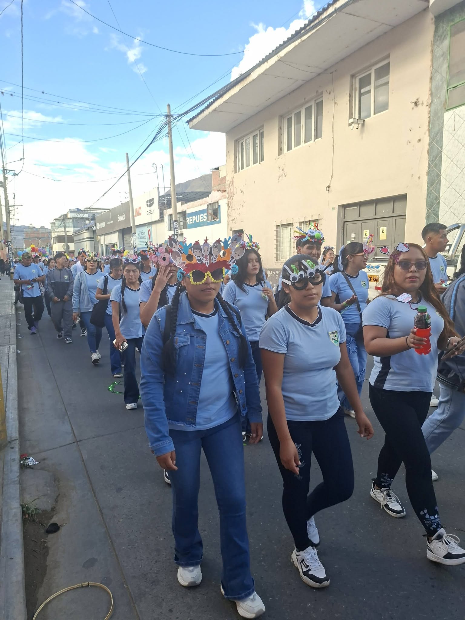 Facultad de Educación de la UDH celebra 26 años con pasacalle