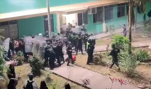 Policía ingresa a universidad de Ucayali y reprime protesta estudiantil