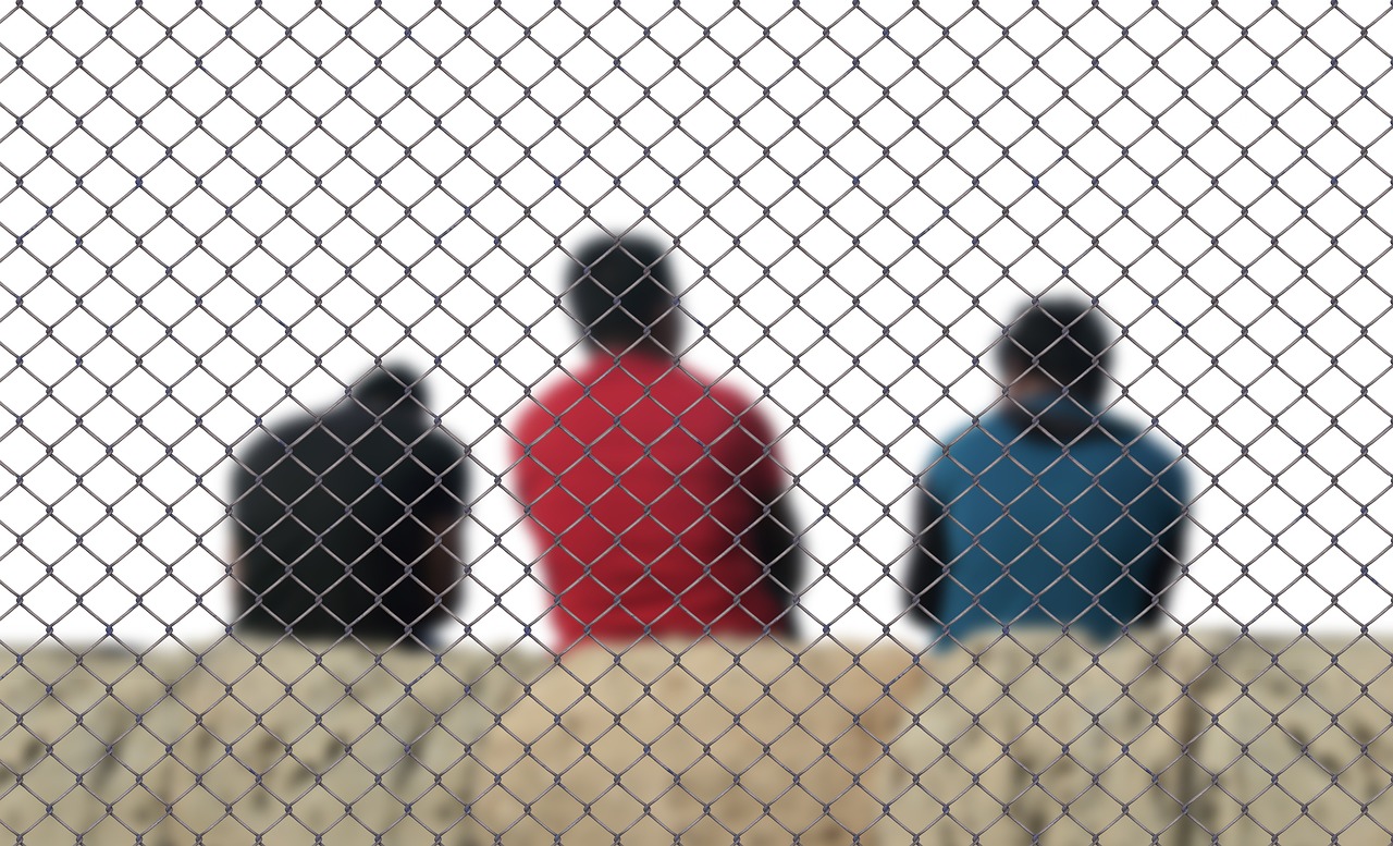 Meloni y Frederiksen vinculan inmigración irregular con delincuencia y piden centros de deportación