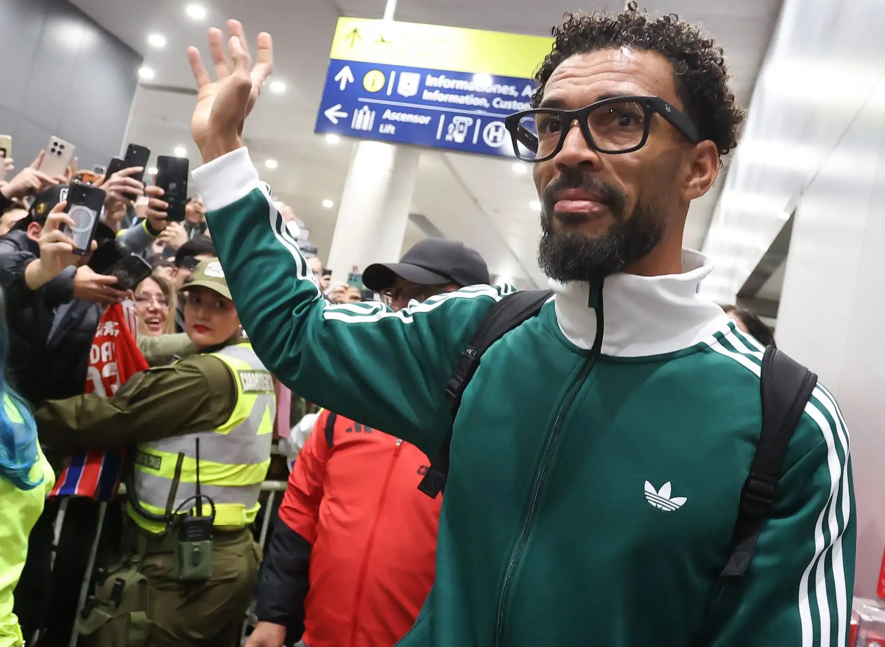 Vozinha llega a Chile y se declara 'muy feliz' de unirse a Colo Colo