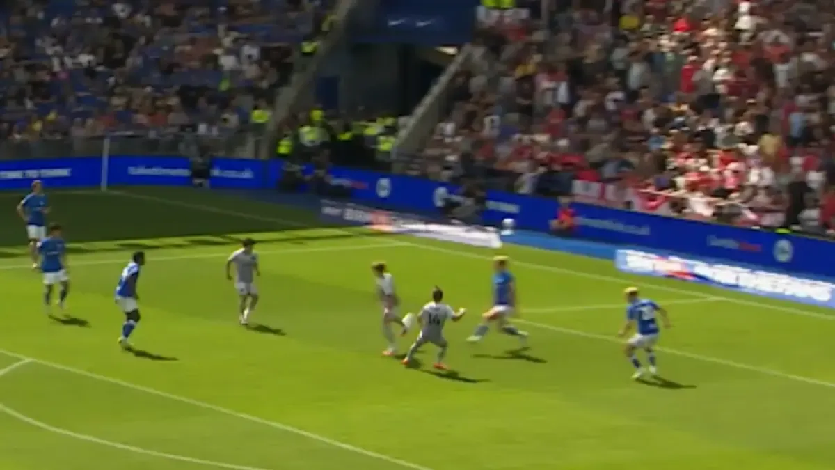 Dominic Ballard anota un golazo de espuela que lo perfila al Premio Puskas