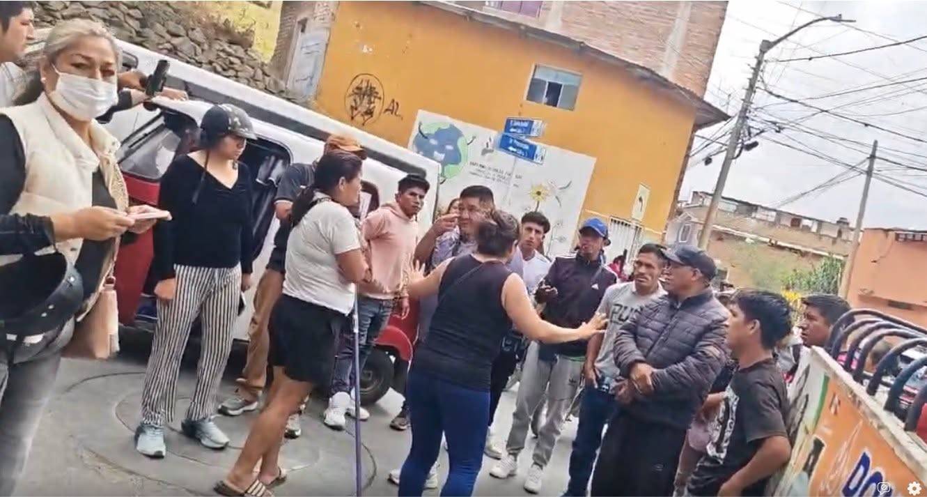 Vecinos bloquean el jirón Tarma y rechazan desvío vehicular ocasionado por la feria