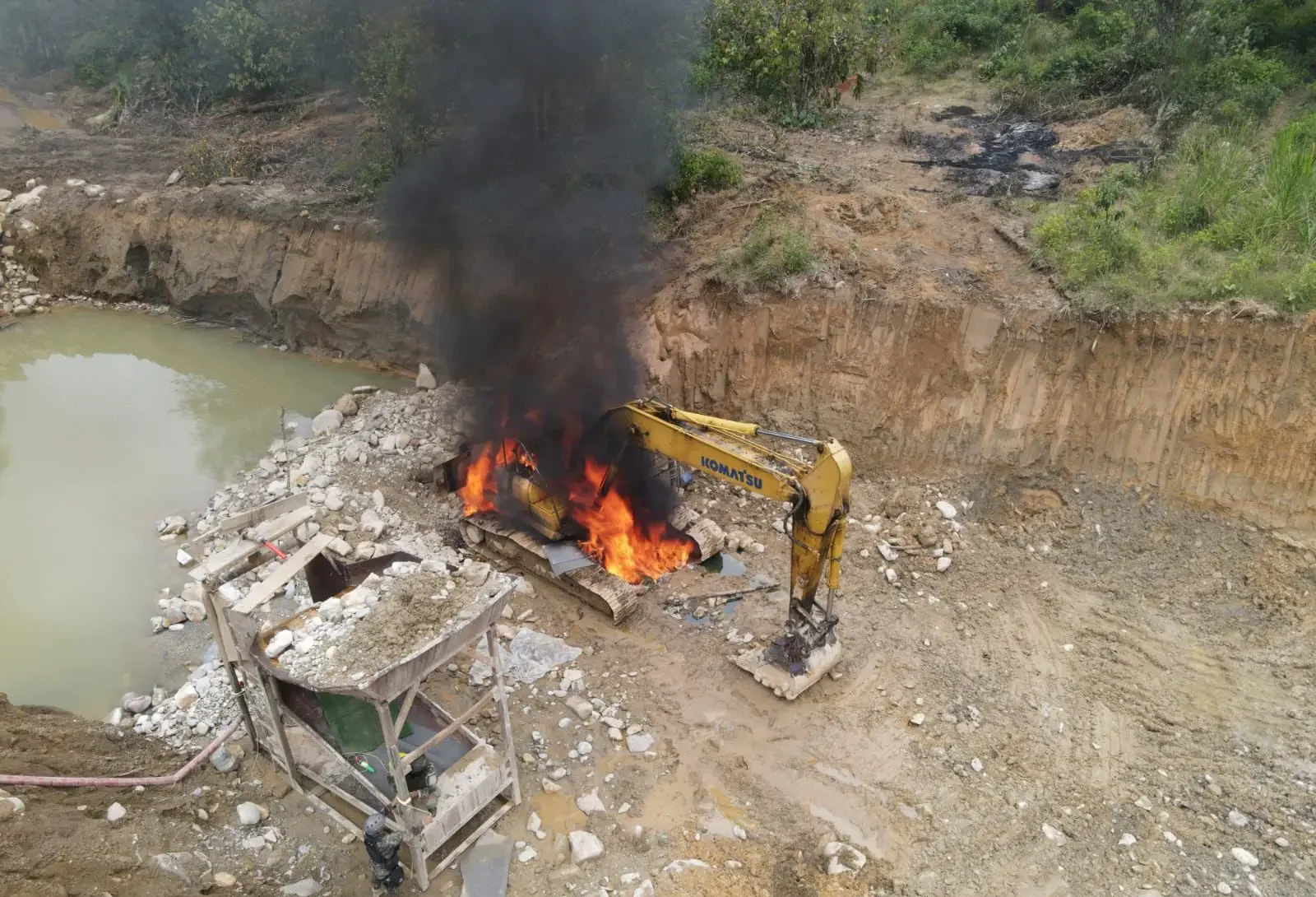 Destruyen con explosivos excavadora oculta en quebrada de Leoncio Prado