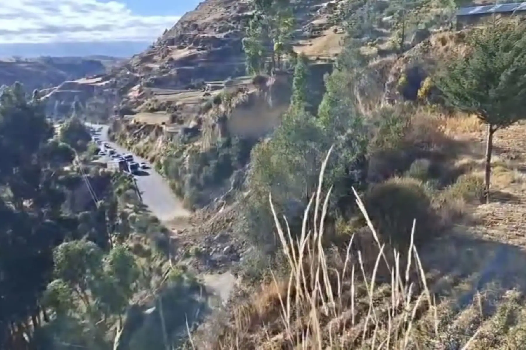 Panamericana Sur: bloqueo por huaicos cumple cuatro días y deja cientos de vehículos varados