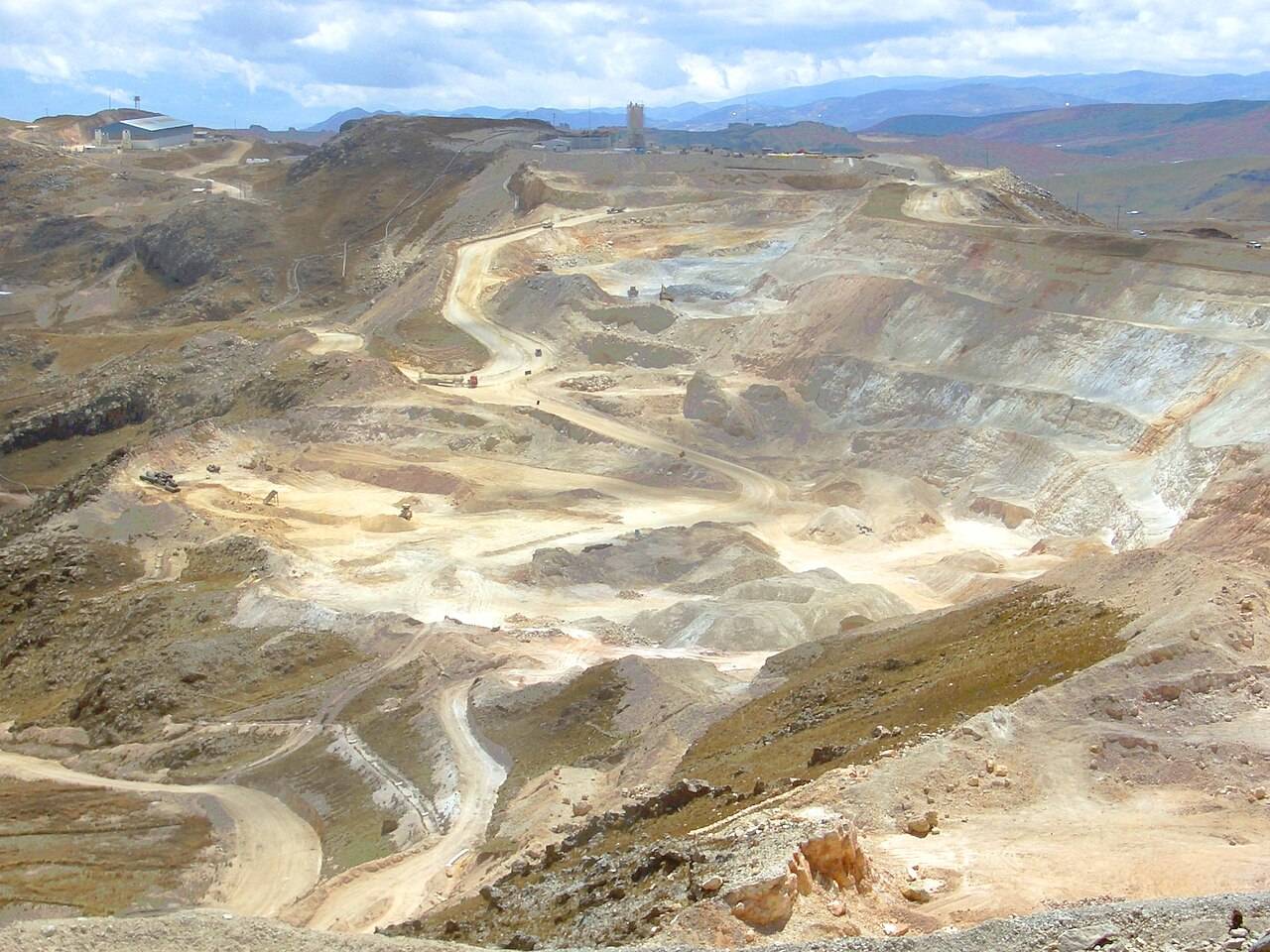 Costa Rica detecta a 56 peruanos en mina de oro e investiga red de trata
