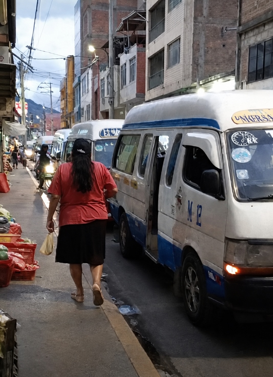 Más de doce combis copan Leoncio Prado durante varios minutos y recogen pasajeros en plena vía