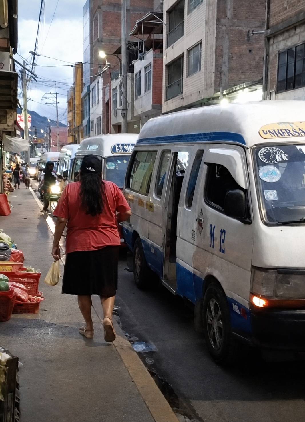 Más de doce combis copan Leoncio Prado durante varios minutos y recogen pasajeros en plena vía