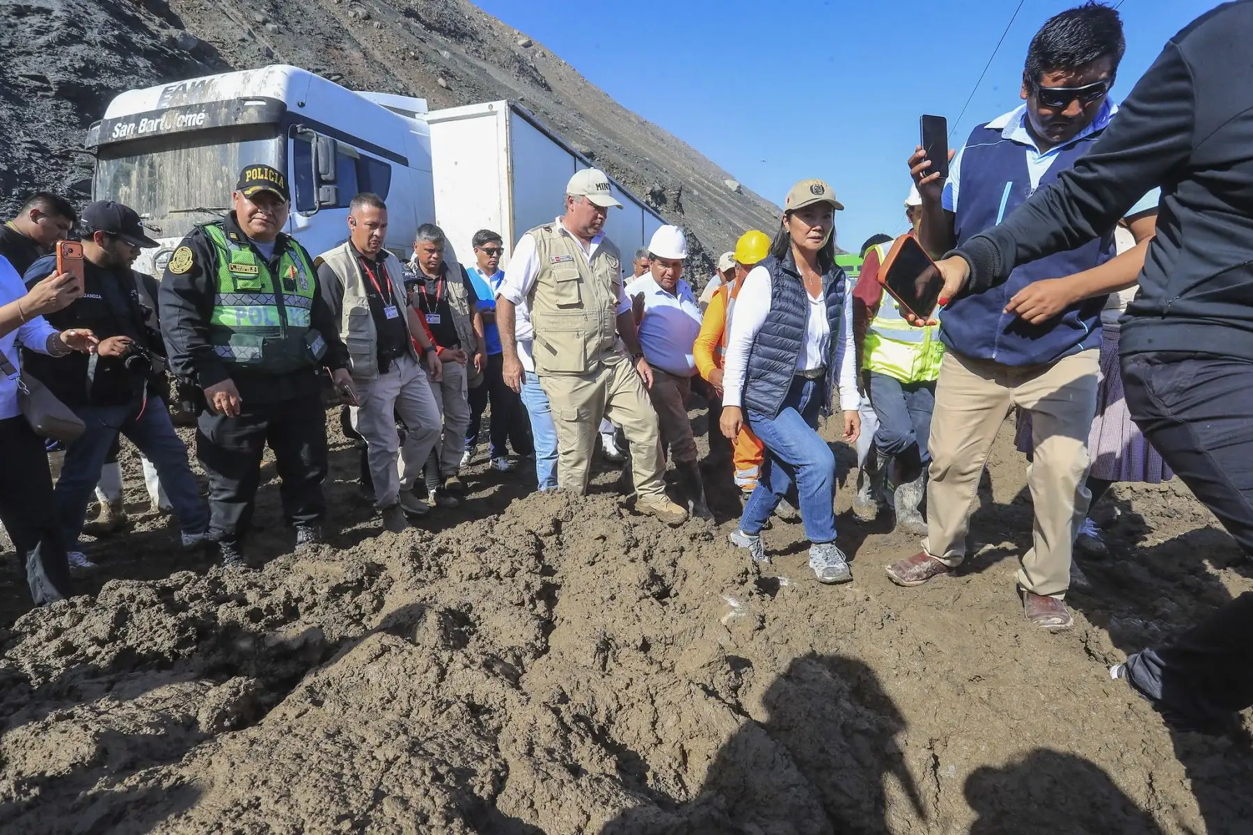 Puente aéreo y marítimo para evacuar a cientos de varados por huaicos en Arequipa