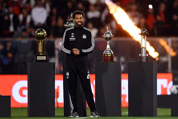 El "efecto Vozinha" llega a Nigeria: futbolista se ofrece a Colo Colo con insólita propuesta