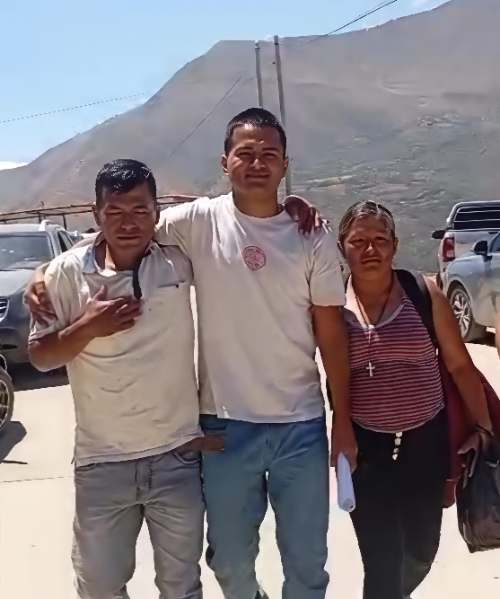 Profesor Edward Arce sale del penal de Potracancha tras orden judicial de libertad