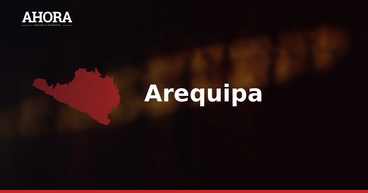 Pasajeros caminan hasta siete horas para cruzar la Panamericana Sur partida en Arequipa