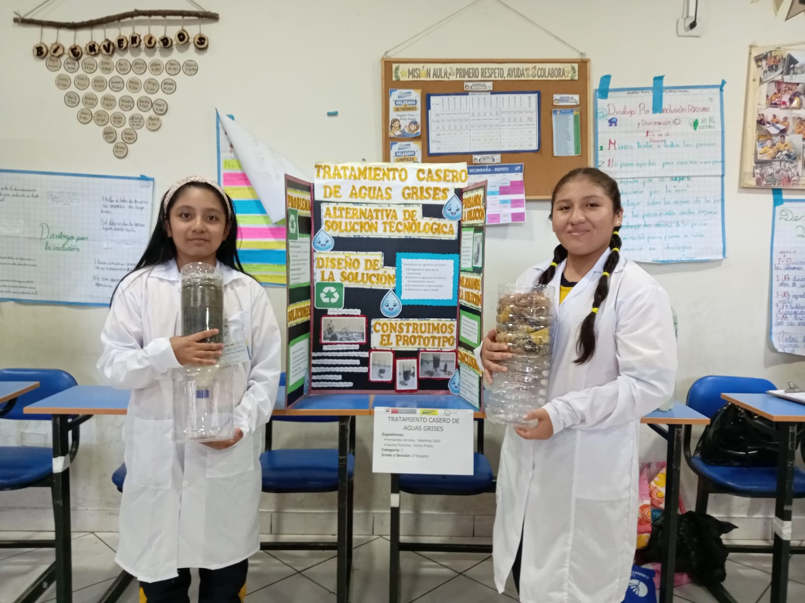 Dos escolares prueban filtro casero para aclarar aguas grises en Eureka