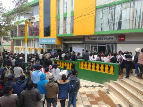 Centenares de pobladores de Tirishuanca mantienen protesta pese a la lluvia por carretera paralizada