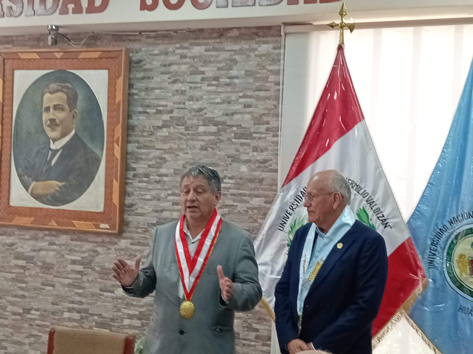 UNHEVAL distingue a Manolo Fernández por su aporte científico y a la formación universitaria