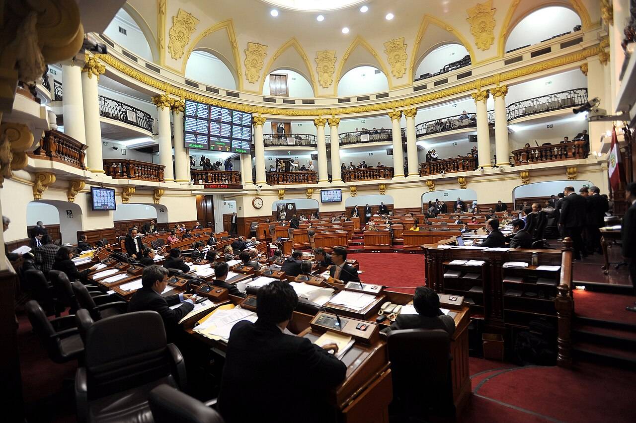 Proyecto de ley busca impedir que alcaldes salientes postulen como regidores