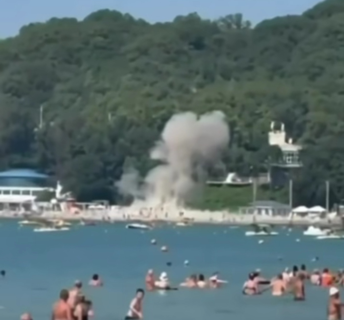 Dron impacta playa del mar Negro y deja siete muertos y 40 heridos