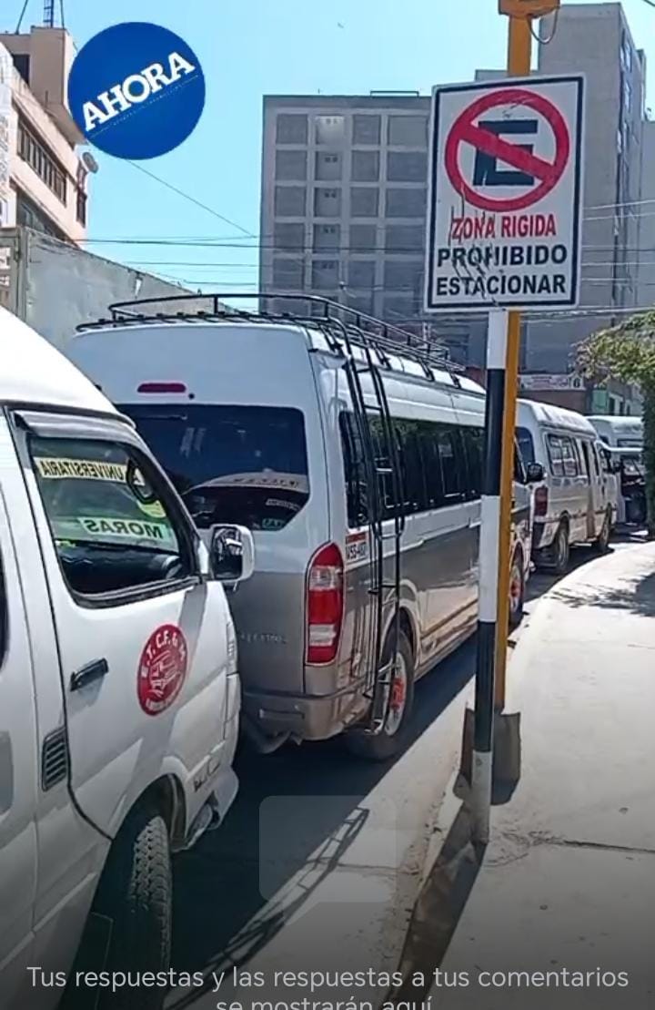 Congestión y vehículos estacionados en zona prohibida complican tránsito en malecón Alomía Robles