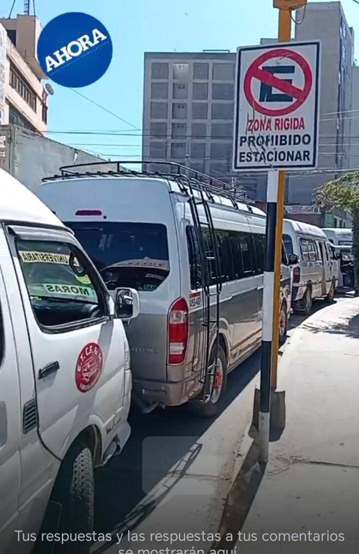 Congestión y vehículos estacionados en zona prohibida complican tránsito en malecón Alomía Robles