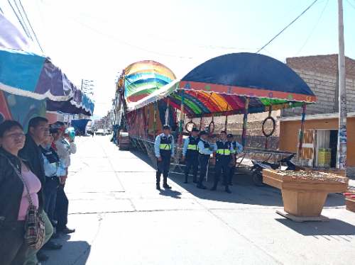 Municipalidad retira carpas y juegos para despejar vía de emergencia de la feria