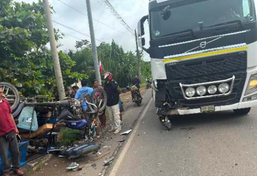 Choque entre motokar y tráiler deja herido a conductor en Luyando