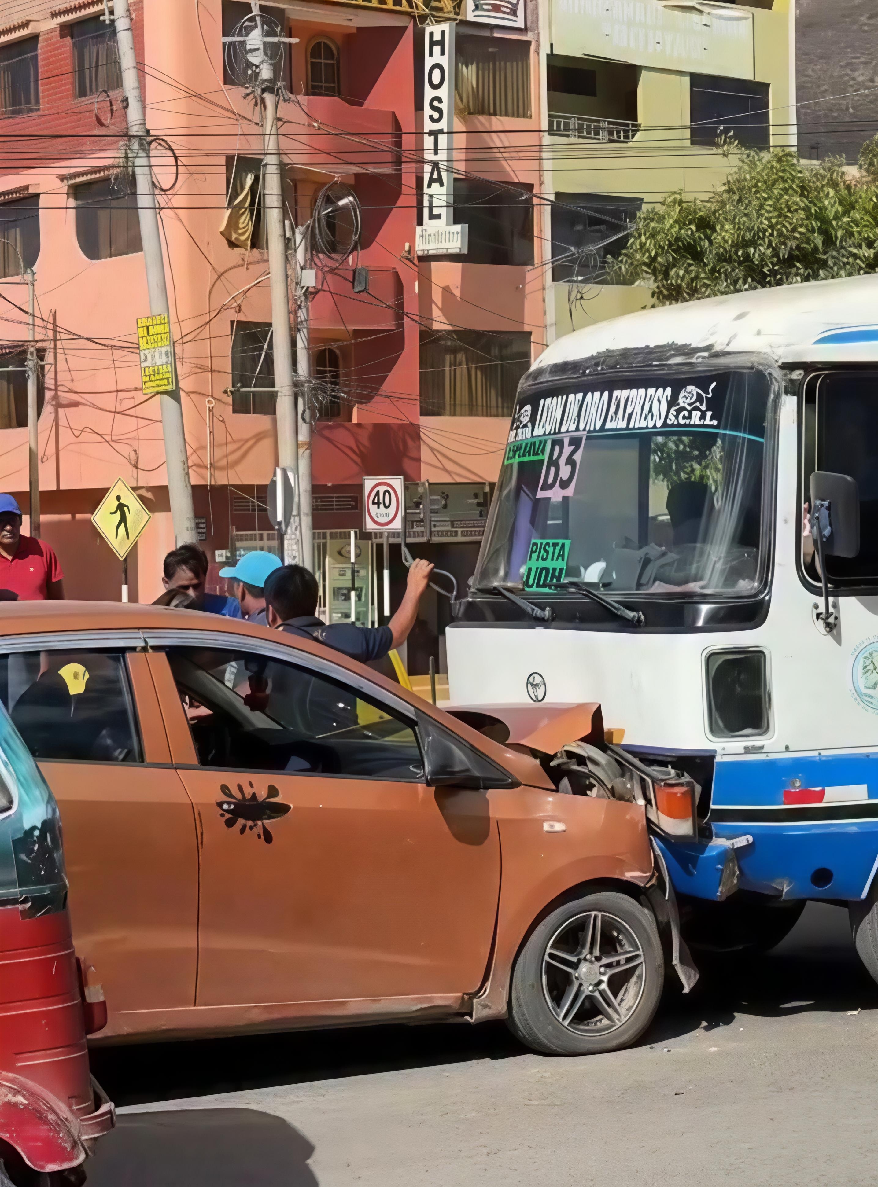 Microbús y auto colectivo chocan frontalmente en la Carretera Central de Cayhuayna