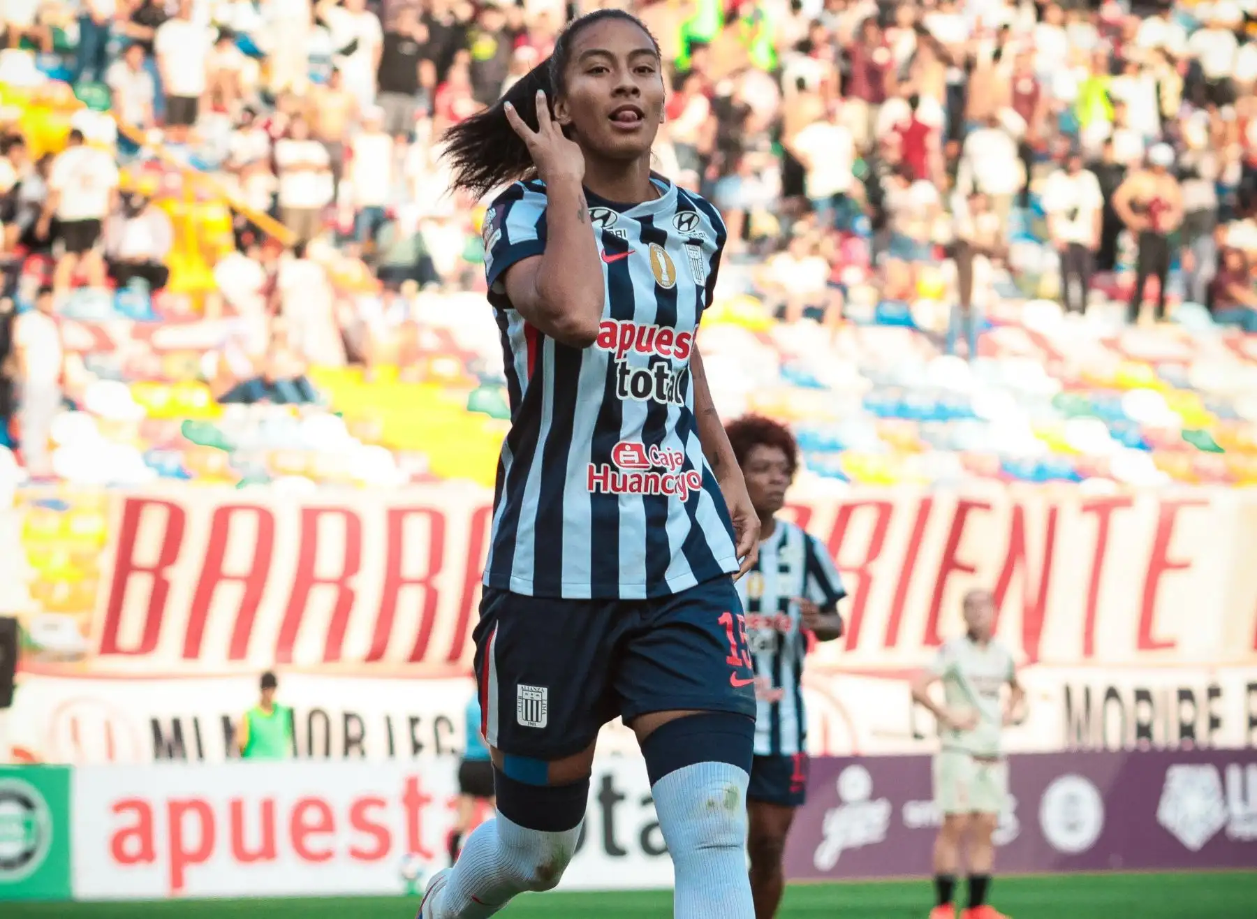 Alianza Lima se adelanta 1-0 ante Universitario en el clásico femenino con gol de penal de González