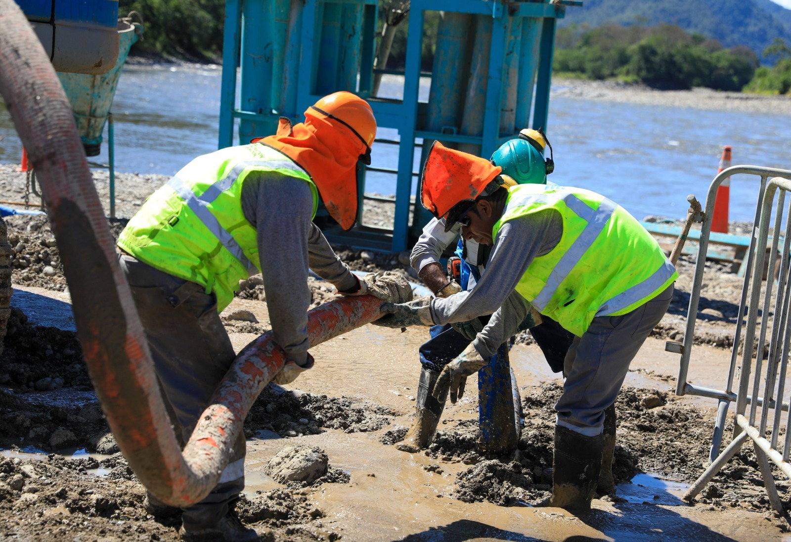Puente La Muyuna llega al 70 % y pista del aeropuerto de Tingo María al 60 %