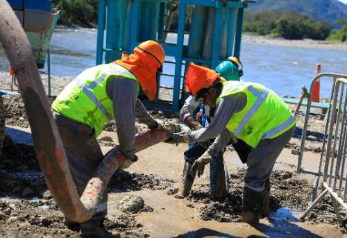 Puente La Muyuna llega al 70 % y pista del aeropuerto de Tingo María al 60 %
