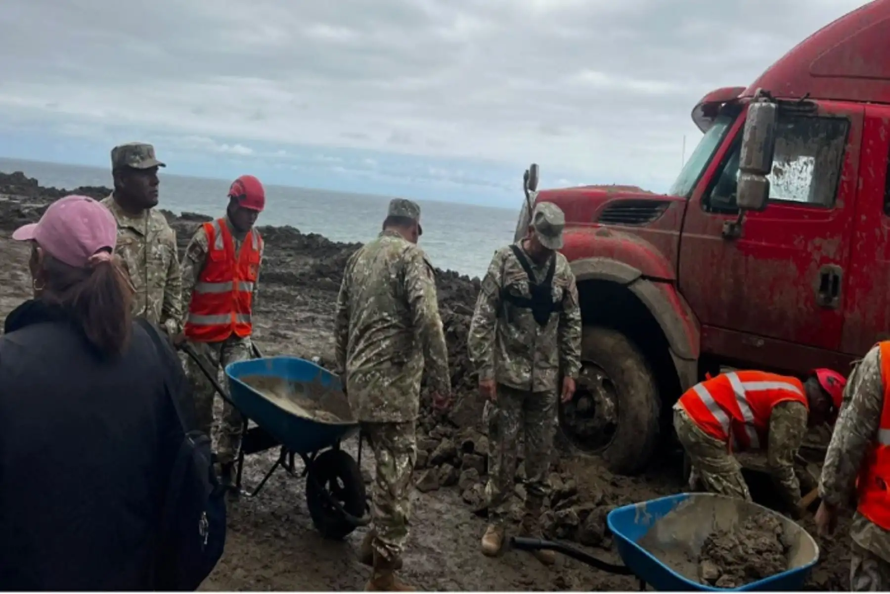Ejército despeja Panamericana Sur y traslada a 70 pasajeros varados por huaicos en Caravelí