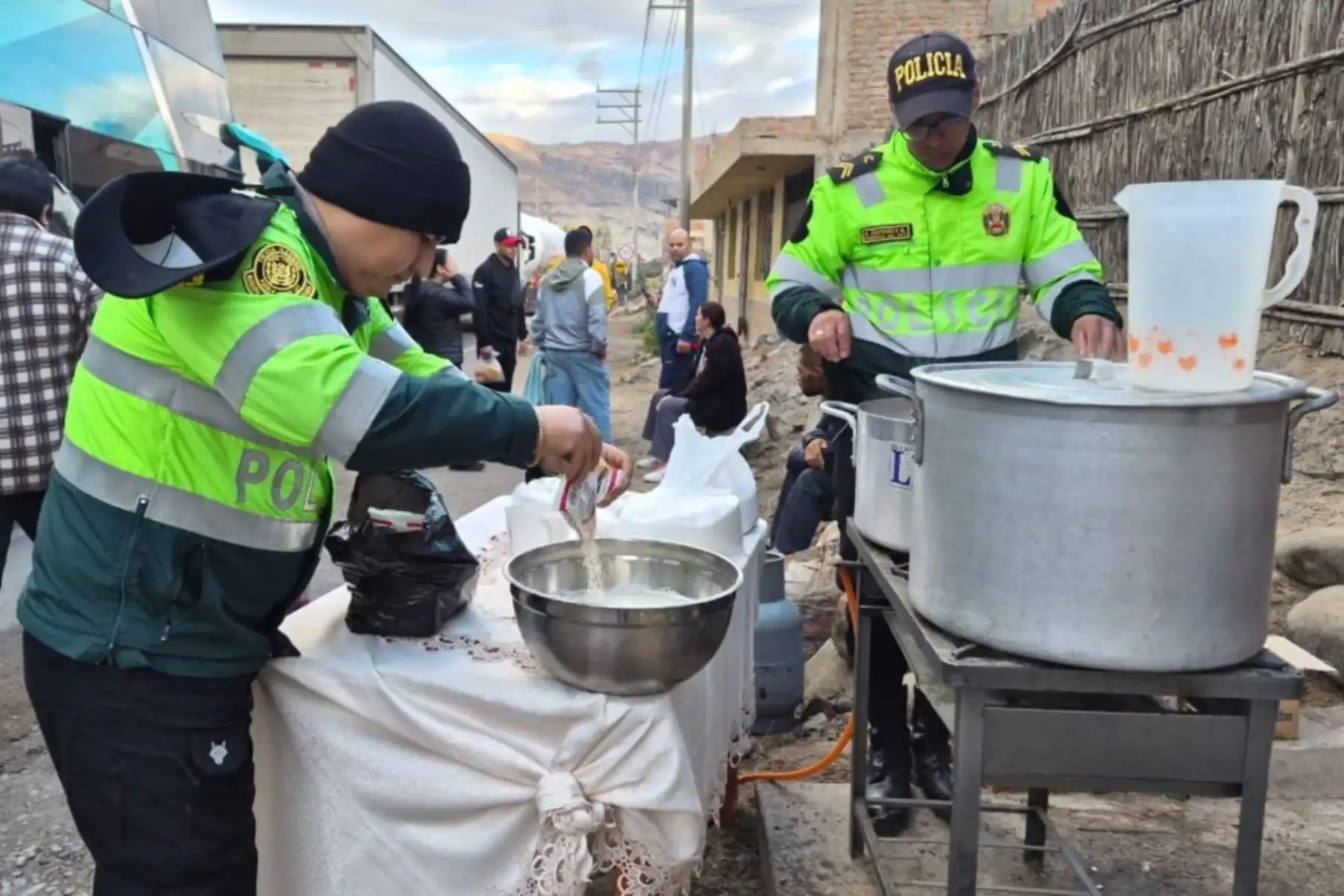 Arequipa: policías y vecinos preparan olla común para 800 varados en Ocoña por huaicos