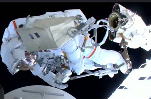 Astronautas instalan antena clave para las comunicaciones de la Estación Espacial Internacional