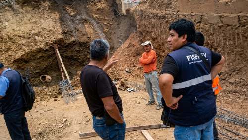Autoridades intervienen y paralizan obra informal por riesgo para canal de agua en Pucuchinche