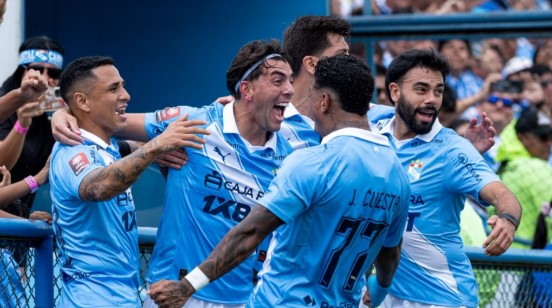 Cristal golea y se acerca a la punta