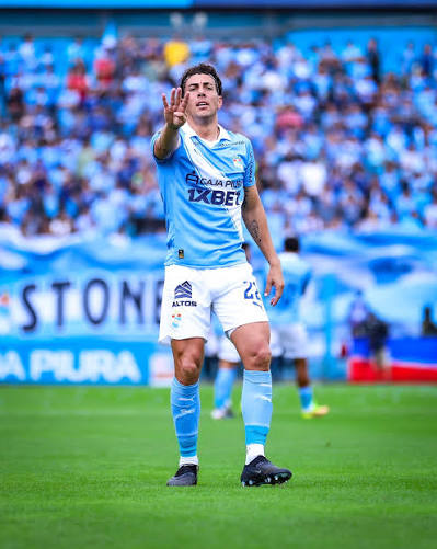 Hoyos celebra su momento en Cristal