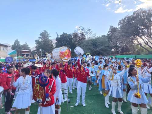 Choque de bandas exhibe talento escolar y diferencias en dotación de instrumentos