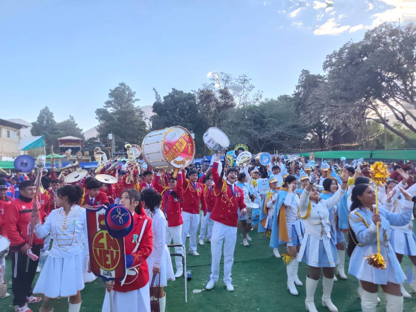 Choque de bandas exhibe talento escolar y diferencias en dotación de instrumentos