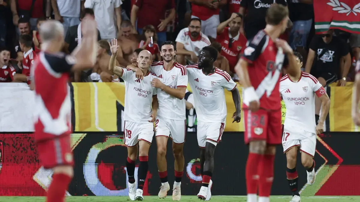 Sevilla remonta de penalti ante el Rayo y respira en el Sánchez-Pizjuán