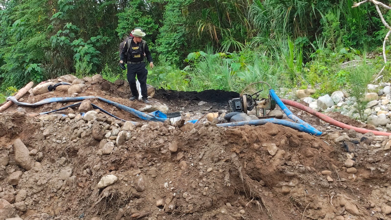 Minería ilegal devasta 30 hectáreas en Pintuyacu y operadores huyen al detectar a la Policía
