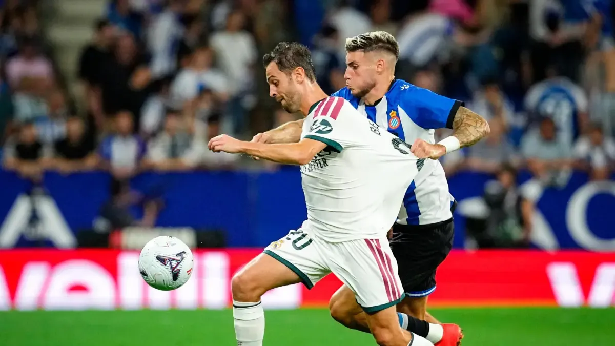 Carlos Espí celebra su fichaje por el Real Madrid junto a su familia