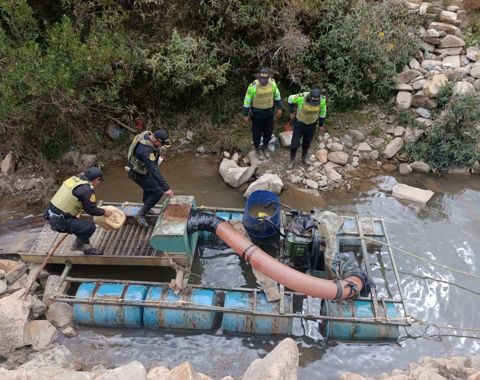 Policía destruye dragas y equipos valorizados en S/60 mil durante operativo en Huamalíes