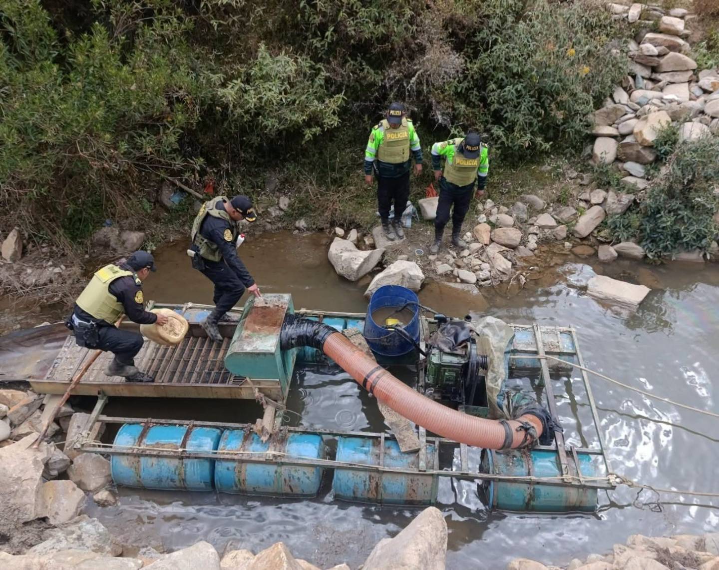 Policía destruye dragas y equipos valorizados en S/60 mil durante operativo en Huamalíes