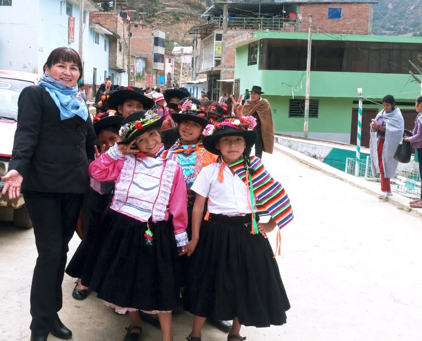 Escolares y vecinos celebran el Día de la Identidad Huanuqueña con gastronomía y trajes típicos