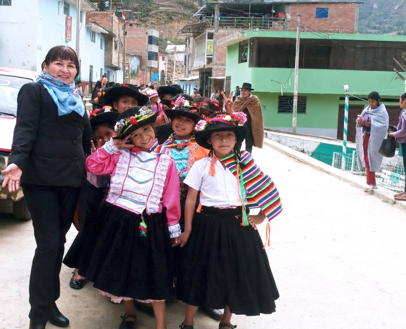 Escolares y vecinos celebran el Día de la Identidad Huanuqueña con gastronomía y trajes típicos