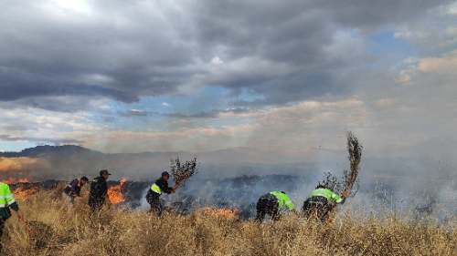 Incendio en Huánuco Pampa se reactiva en la noche y pobladores advierten que no pueden controlarlo
