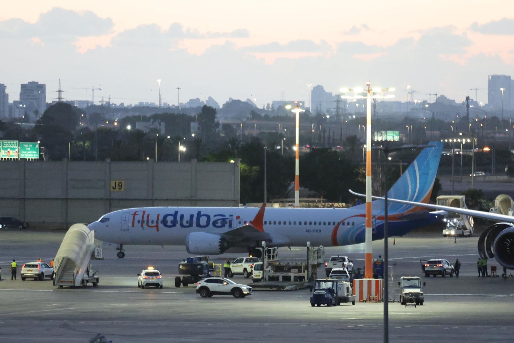 Copiloto apuñala al piloto en vuelo de Flydubai y la aerolínea suspende rutas con Israel