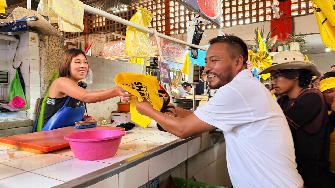 Comerciantes del Mercado Modelo plantean nueva infraestructura durante visita de Rosalí Leandro