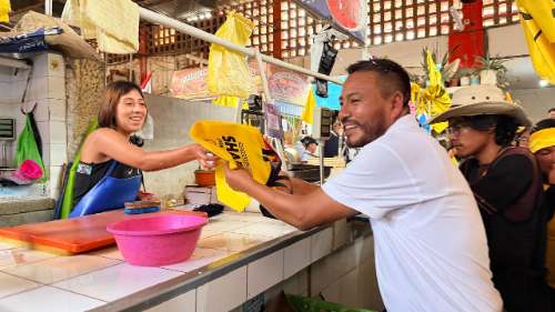 Comerciantes del Mercado Modelo plantean nueva infraestructura durante visita de Rosalí Leandro