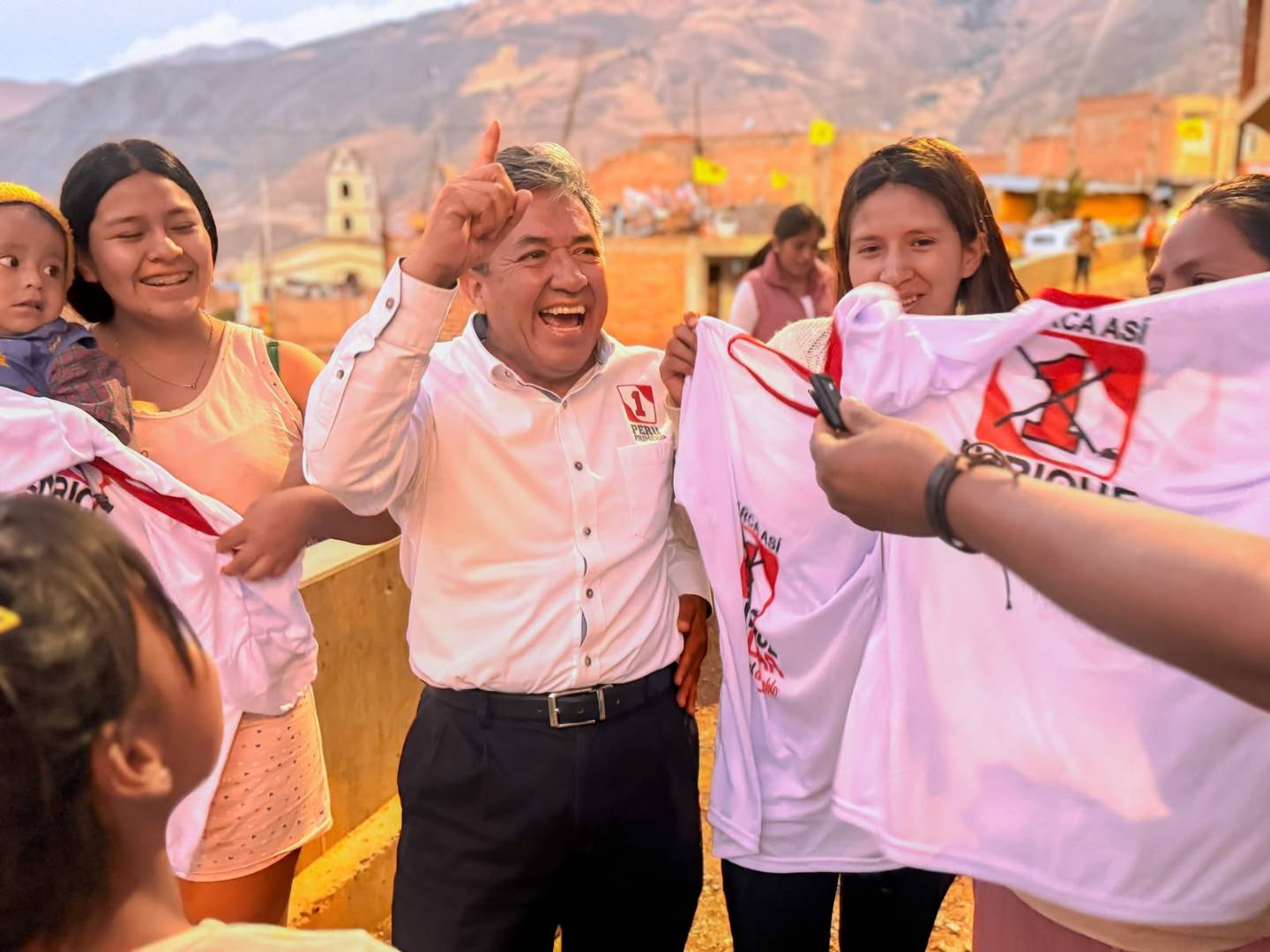 Enrique Pulgar realiza recorrido por Aparicio Pomares y recibe muestras de apoyo