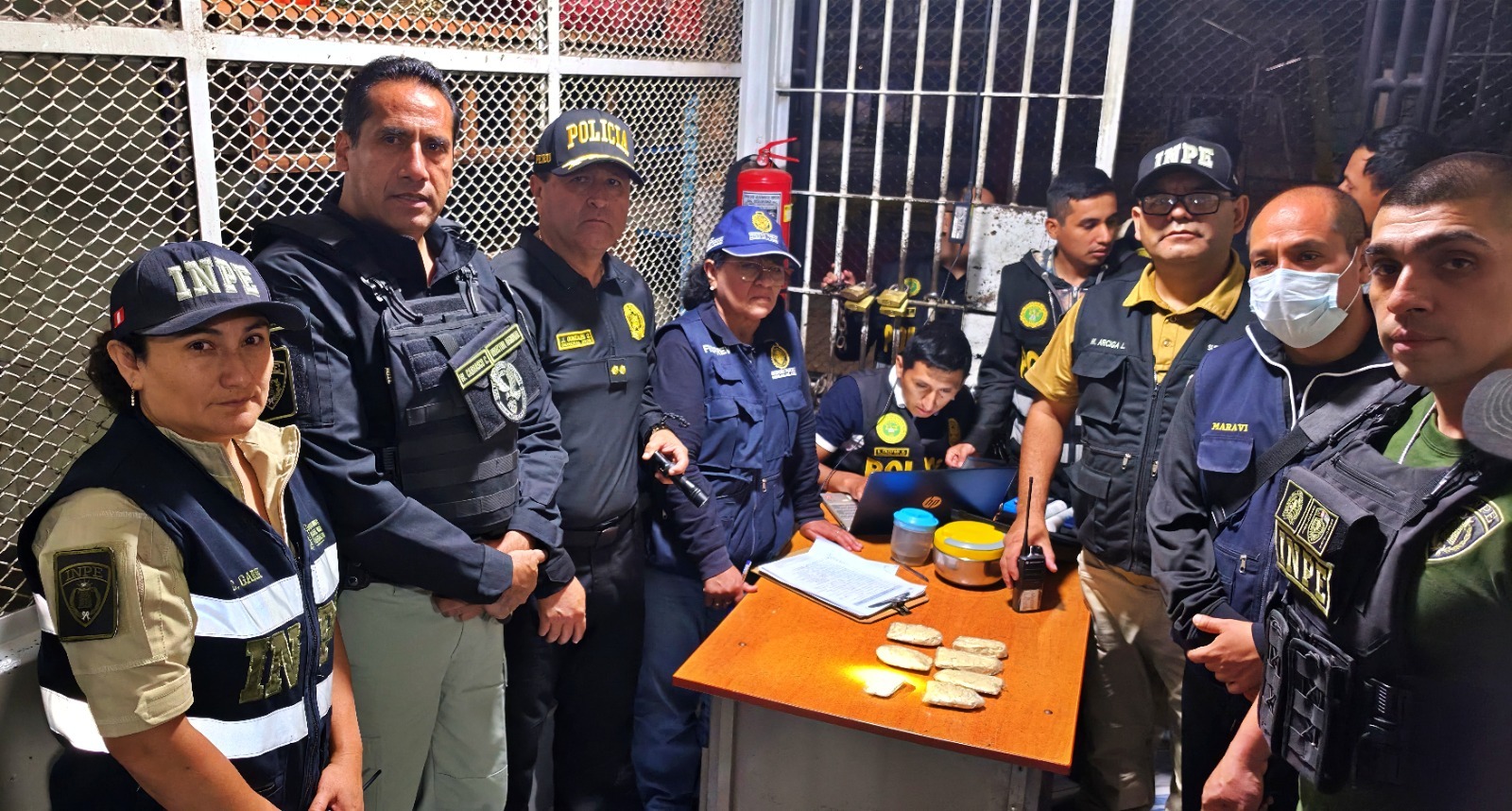 Megaoperativo policial descubre 557 ketes y más paquetes con drogas ocultas dentro del penal