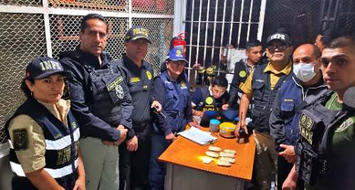 Megaoperativo policial descubre 557 ketes y más paquetes con drogas ocultas dentro del penal